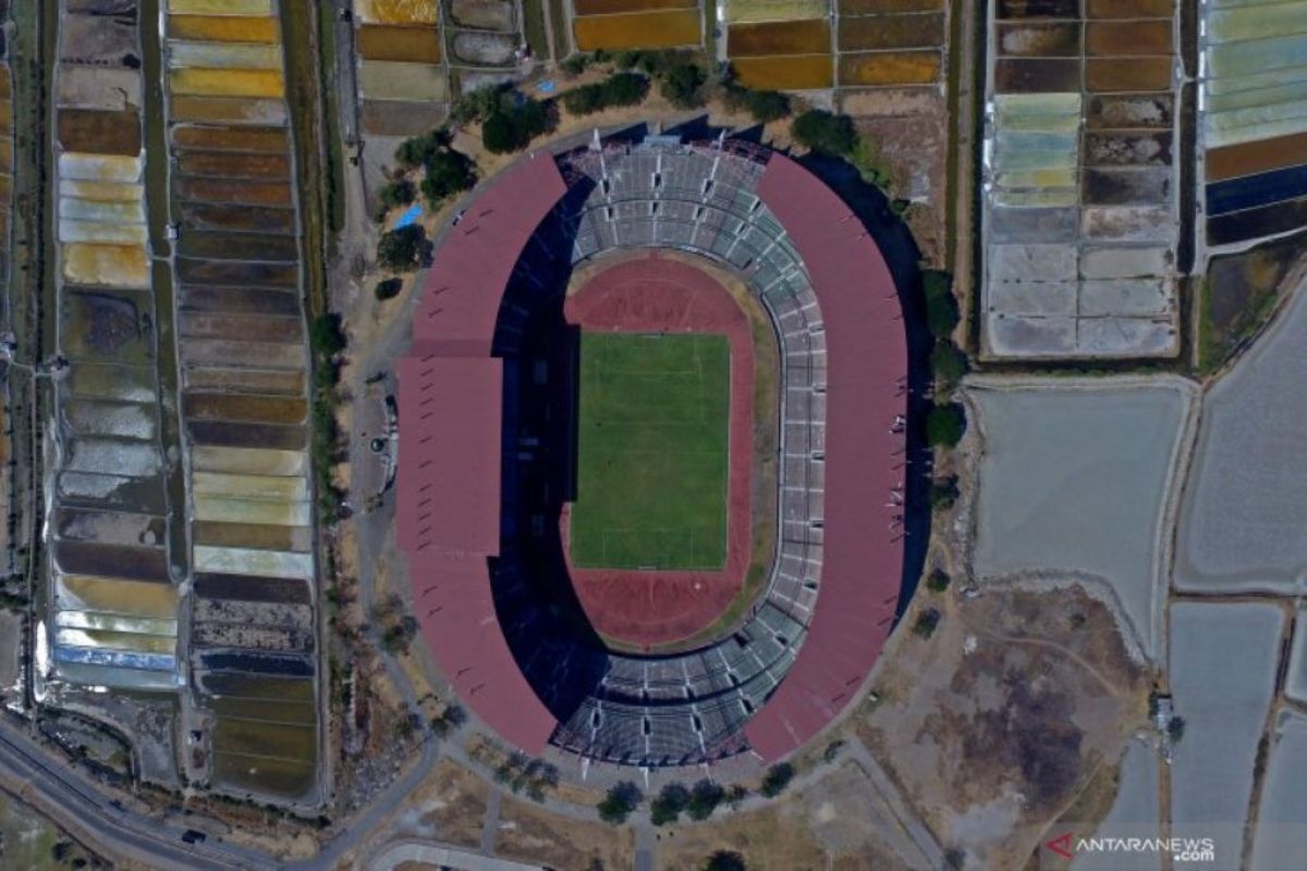 Kokohnya Stadion GBT di tengah tambak pinggiran Kota Pahlawan