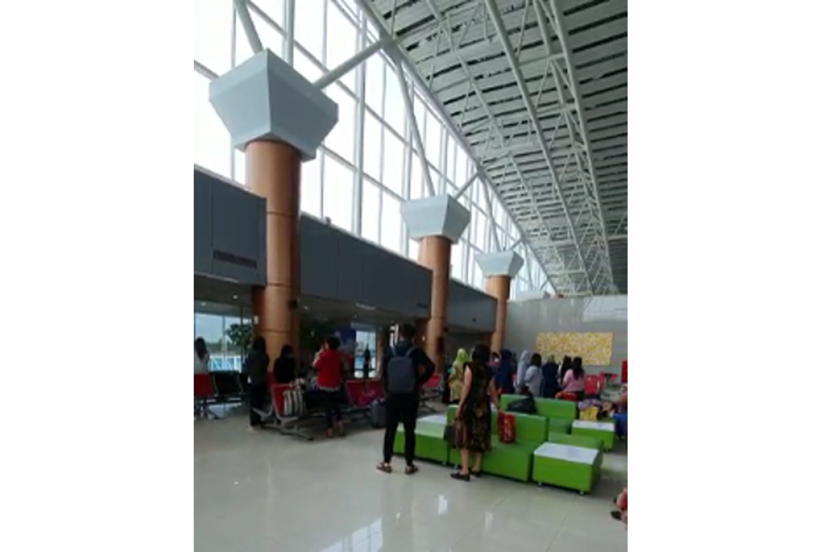 Penumpang  Bandara Supadio nyanyikan Indonesia Raya