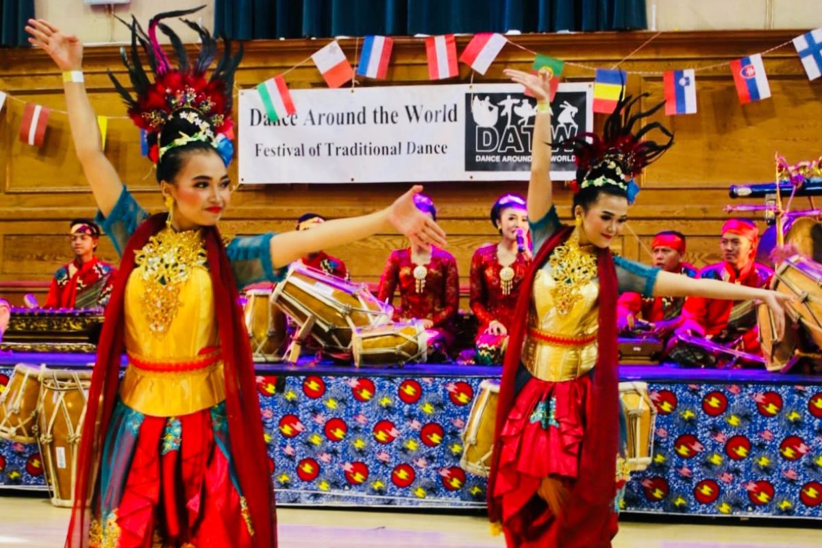 Jaipongan pukau Festival Dance Around The World London