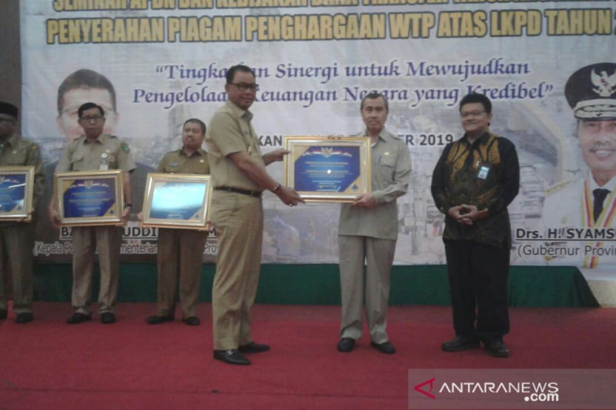 Bupati Rohil terima penghargaan WTP 2018