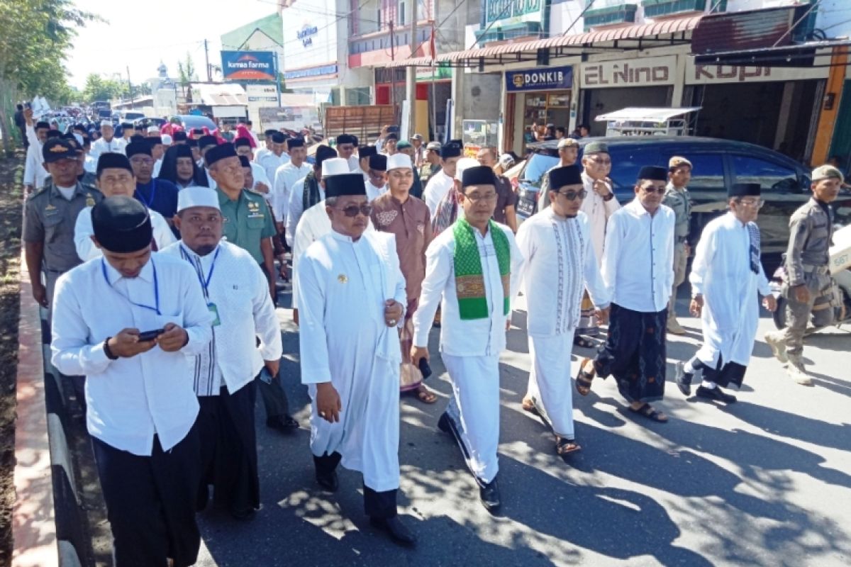 Hari Santri, Bupati Aceh Barat dan ribuan santri pawai jalan kaki