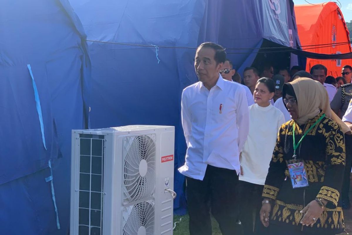 Presiden Jokowi disambut antusias saat tinjau Posko Pengungsi di Ambon