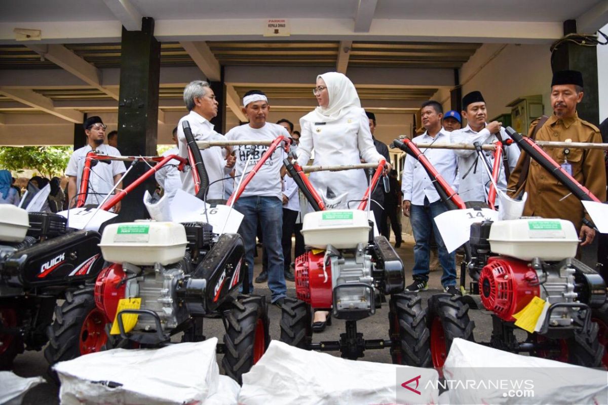 Pemkab Purwakarta distribusikan bantuan alat pertanian kepada petani