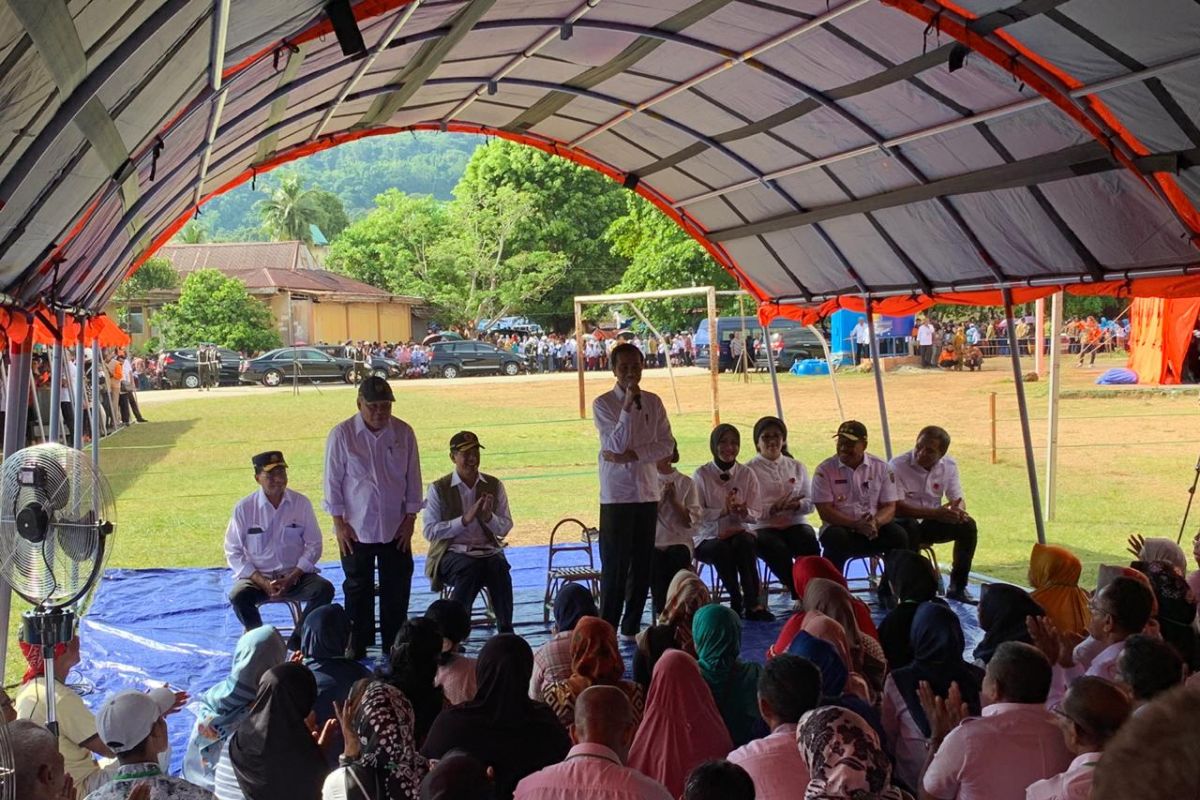 Pengungsi di Ambon minta terpal baru kepada Presiden Jokowi