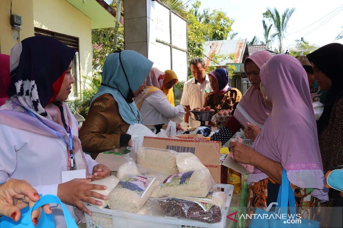 Warga Kecamatan Telaga Langsat serbu pasar murah