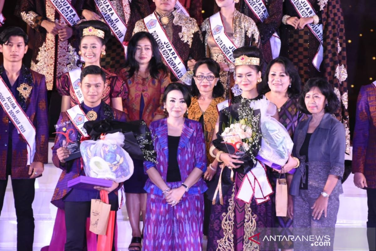 Pande Yuda Hendriana dan Lady Athalia Duta Endek Denpasar 2019