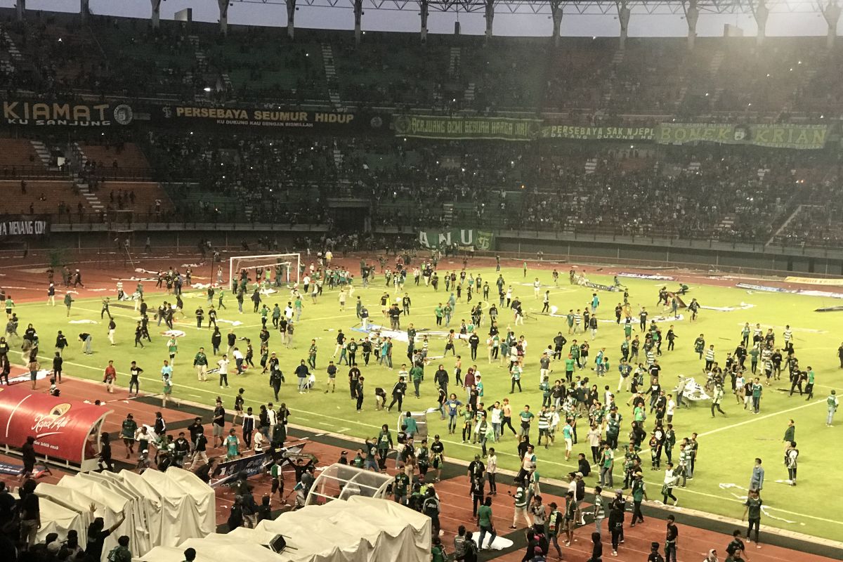 Bonek ricuh setelah Persebaya dikalahkan PSS Sleman 2-3