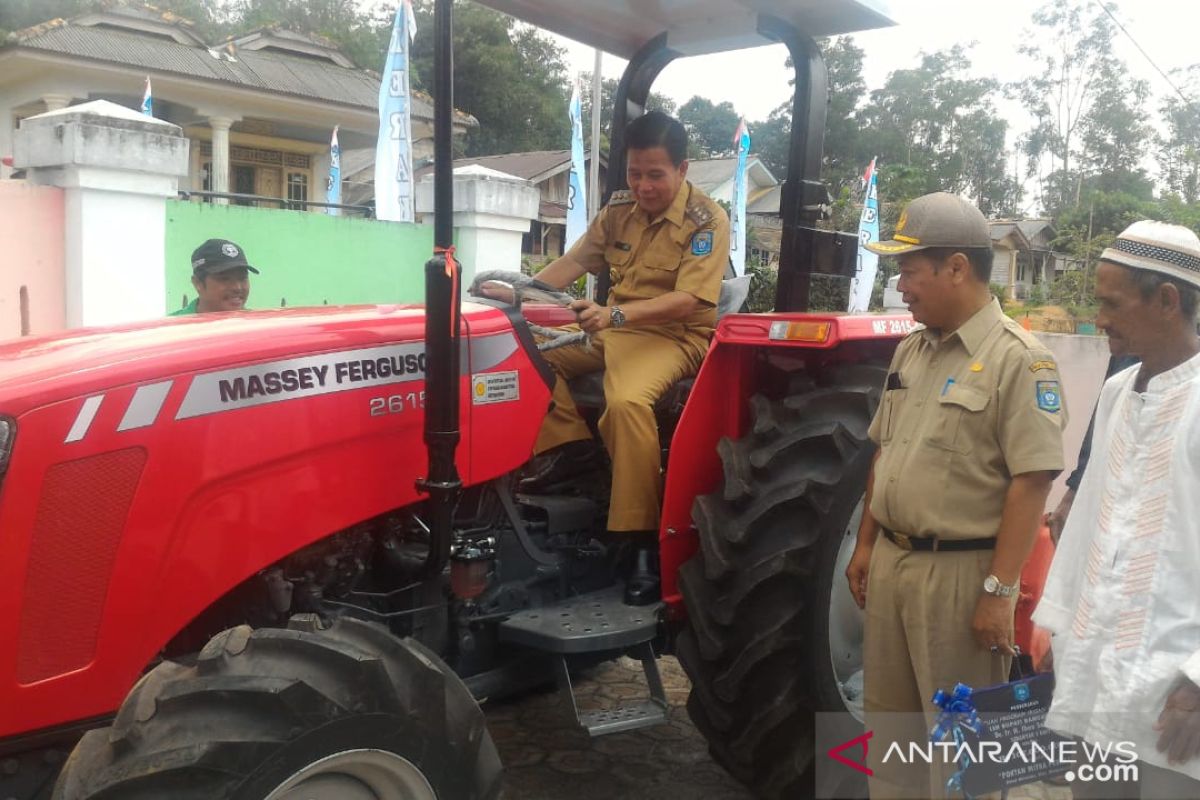 Pemkab Bangka Tengah bantu mesin pengolah lahan kepada petani