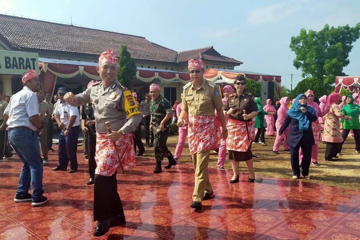 Ribuan warga Bangka Barat meriahkan senam bedincak di mapolres