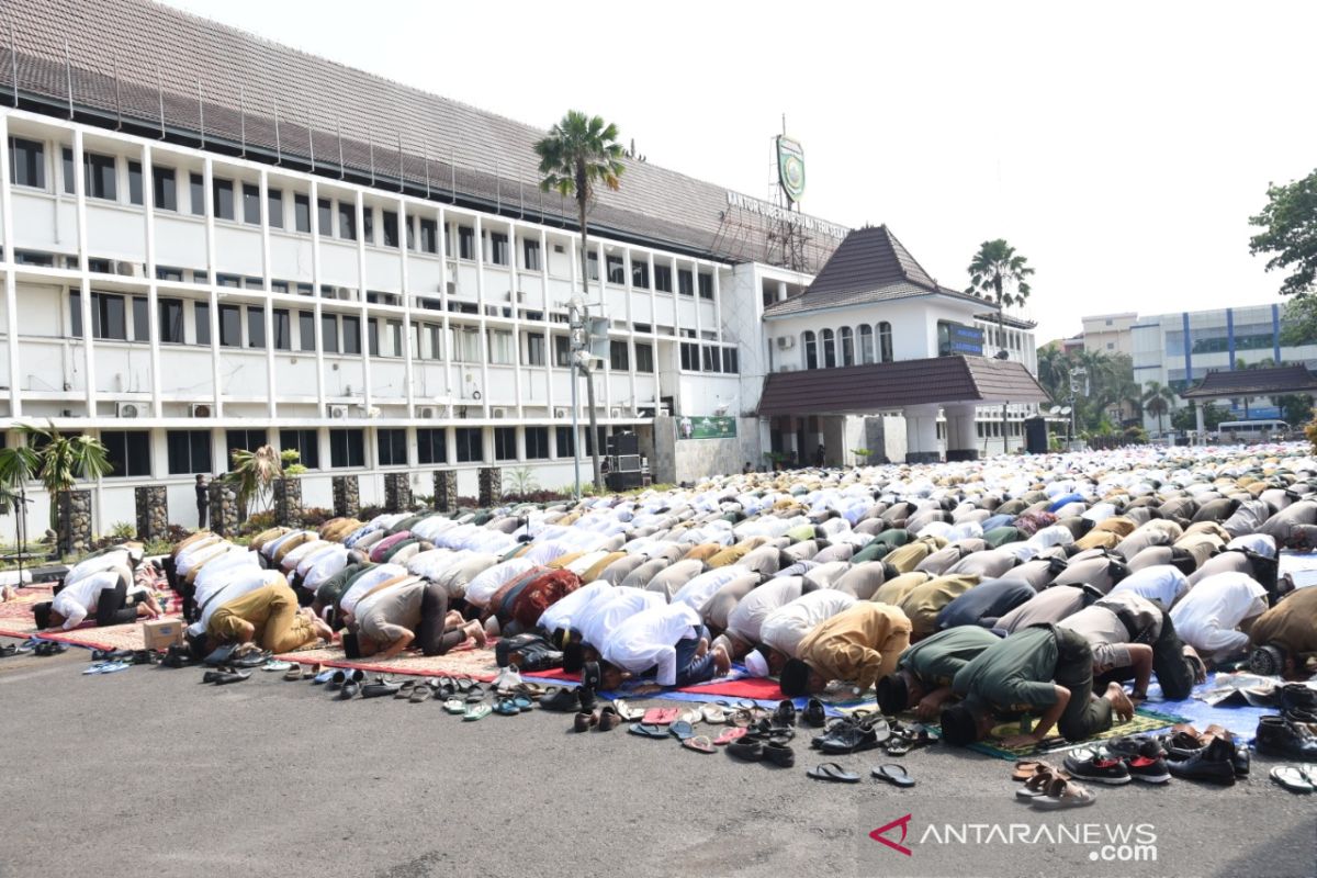 Ribuan warga Sumsel kembali shalat minta hujan