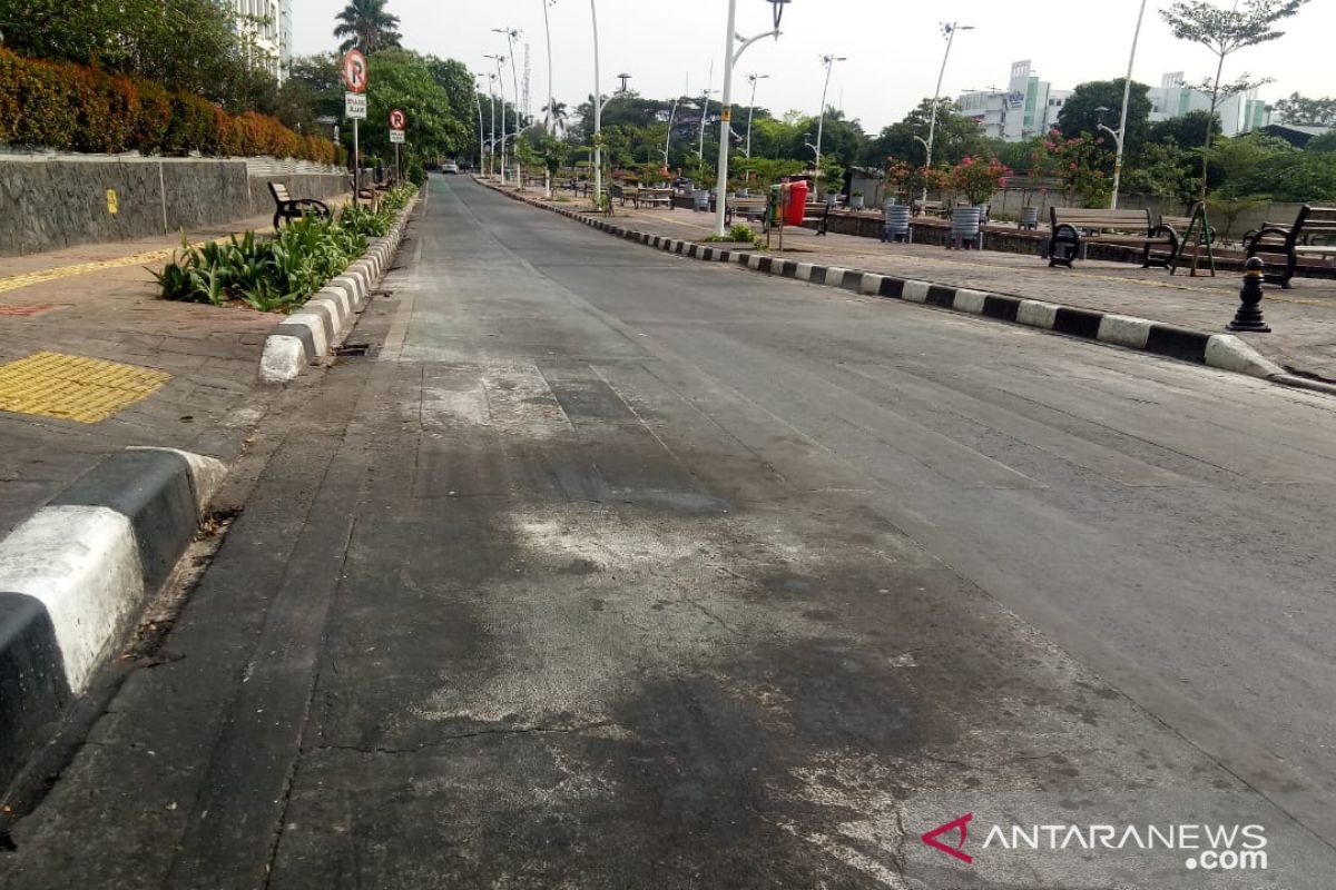 Keberadaan PKL rusak jalur sepeda di Kembangan