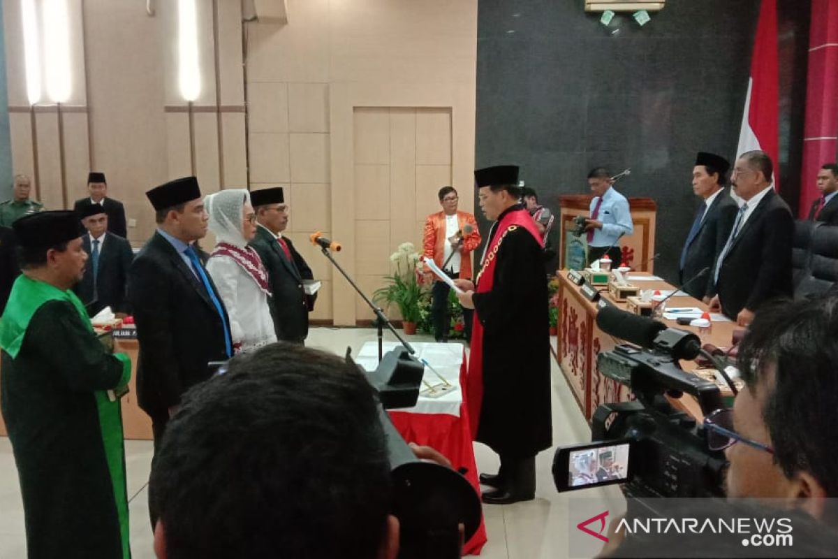 Elly Toisutta dilantik menjadi Ketua DPRD Kota Ambon