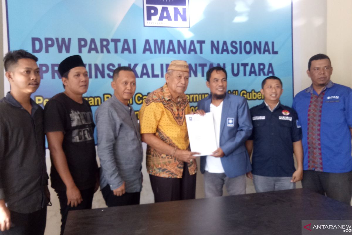 Udin Hiangio kembalikan formulir pendaftaran ke PAN