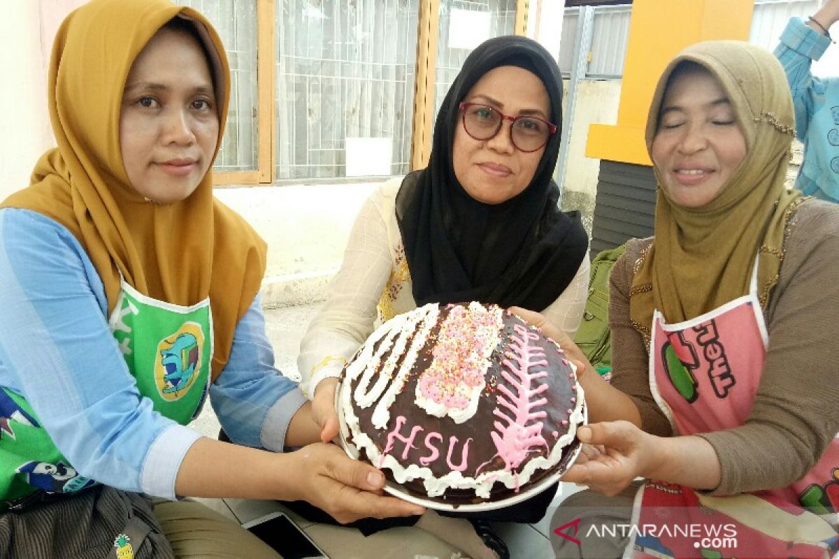 LPK Semitra bikin ibu-ibu lebih antusias jualan kue