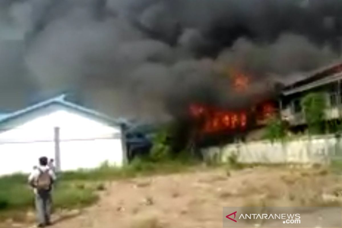 Rumah kos dan sekolah dasar di Banjarmasin terbakar