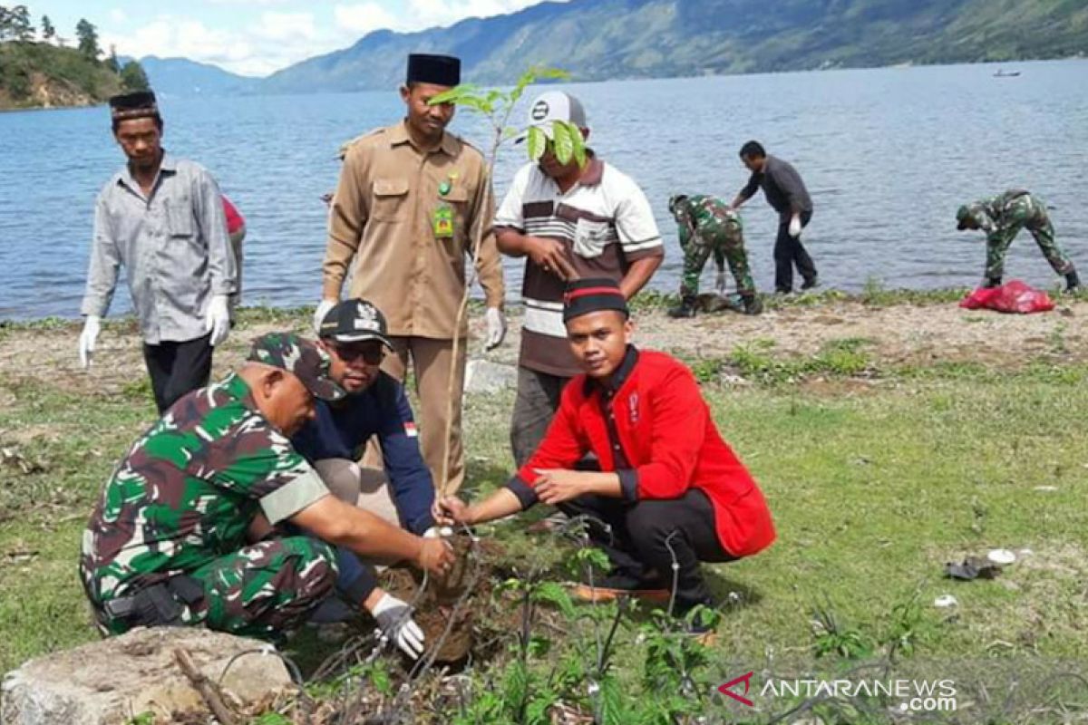 Mahasiswa gelar aksi bersih Danau Lut Tawar