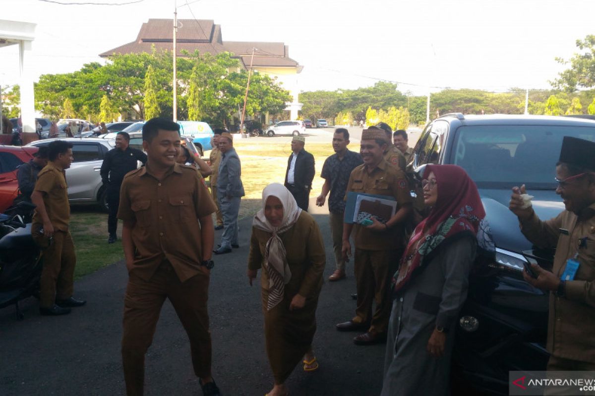 Anggota DPRD Gorut berhamburan keluar gedung