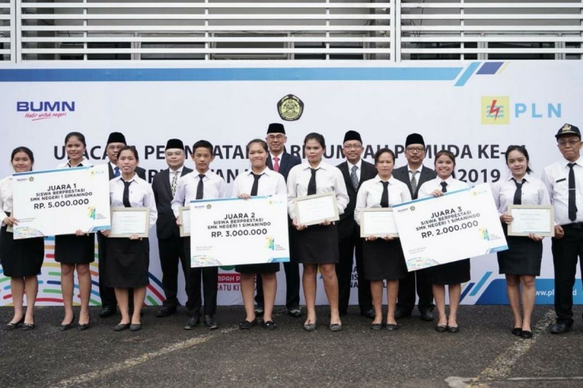 PT PLN Sumut berikan  penghargaan pelajar SMK berprestasi