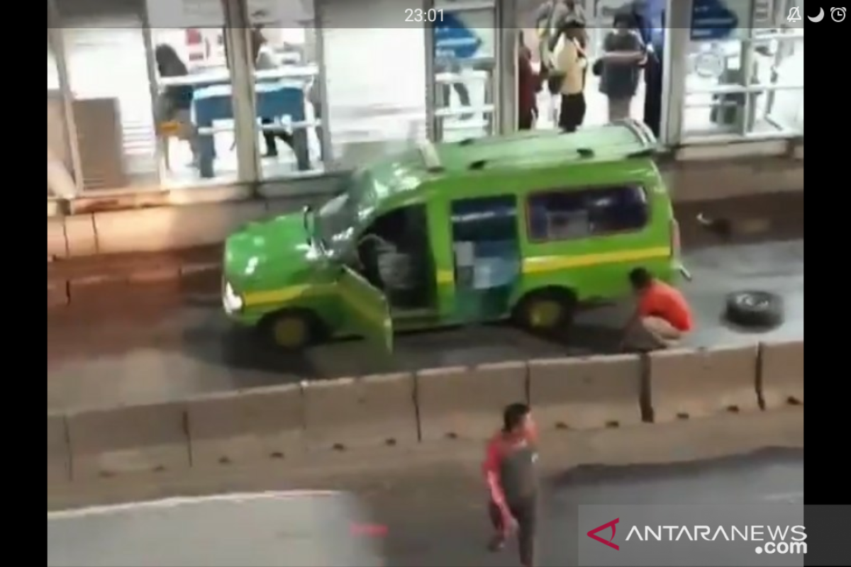 Satlantas tingkatkan patroli tanggapi angkot ganti ban di jalur Busway