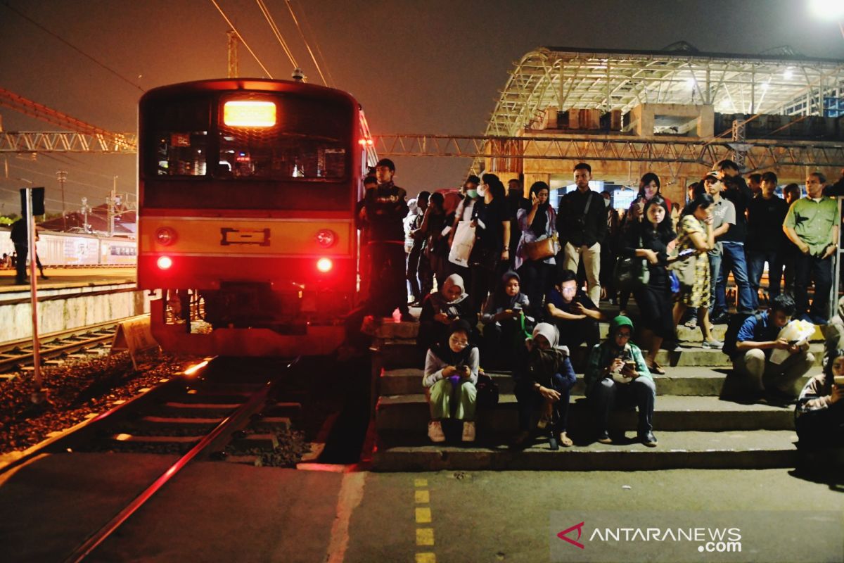 Perjalanan Kereta Di Stasiun Manggarai Kembali Normal Senin Pagi