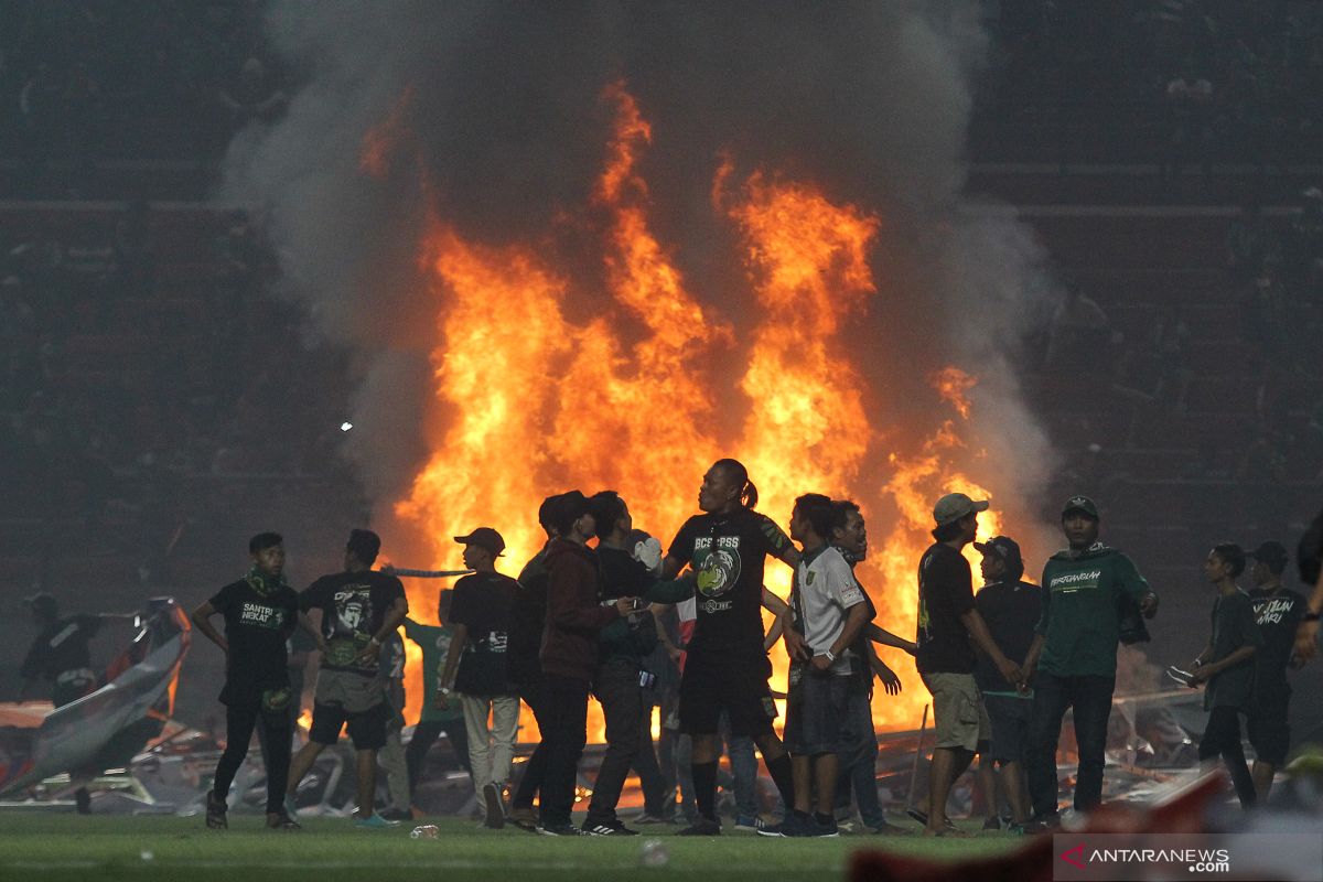 Polda Jatim olah TKP di Stadion GBT selidiki kerusuhan suporter