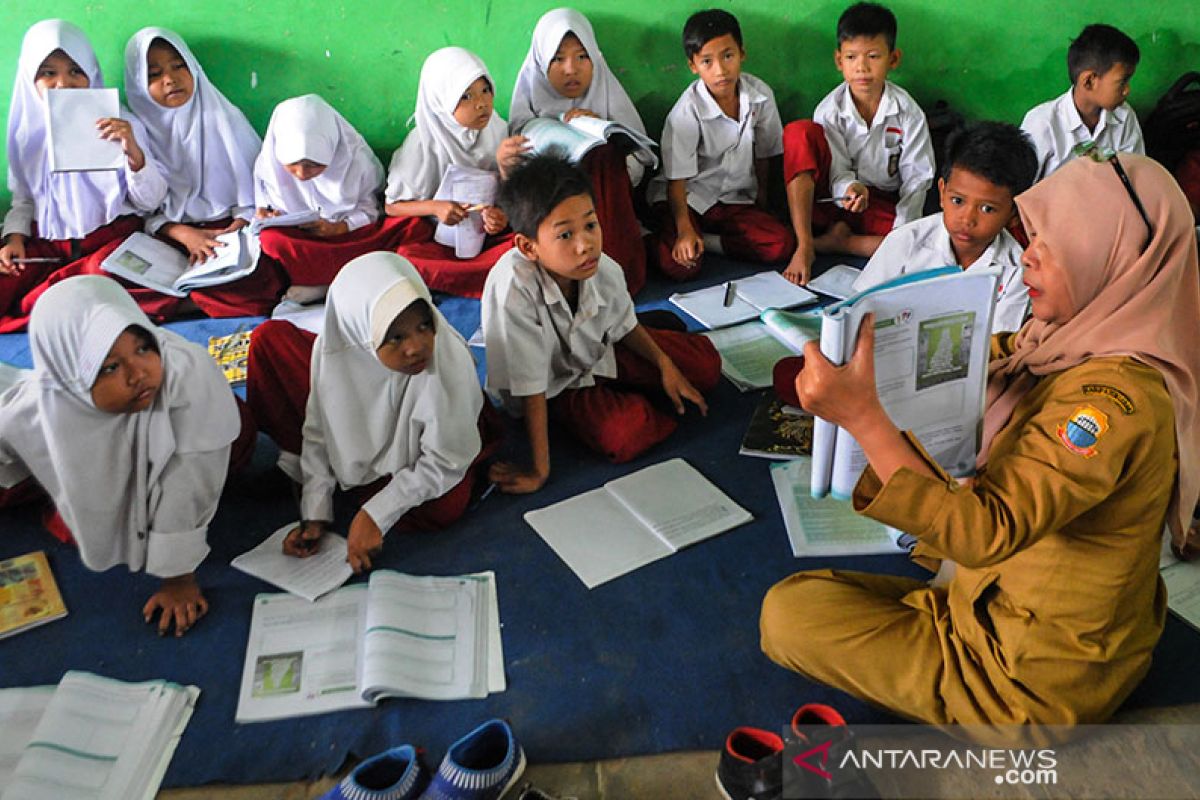 Siswa SDN 2 Pasir Kupa Lebak belajar di lantai