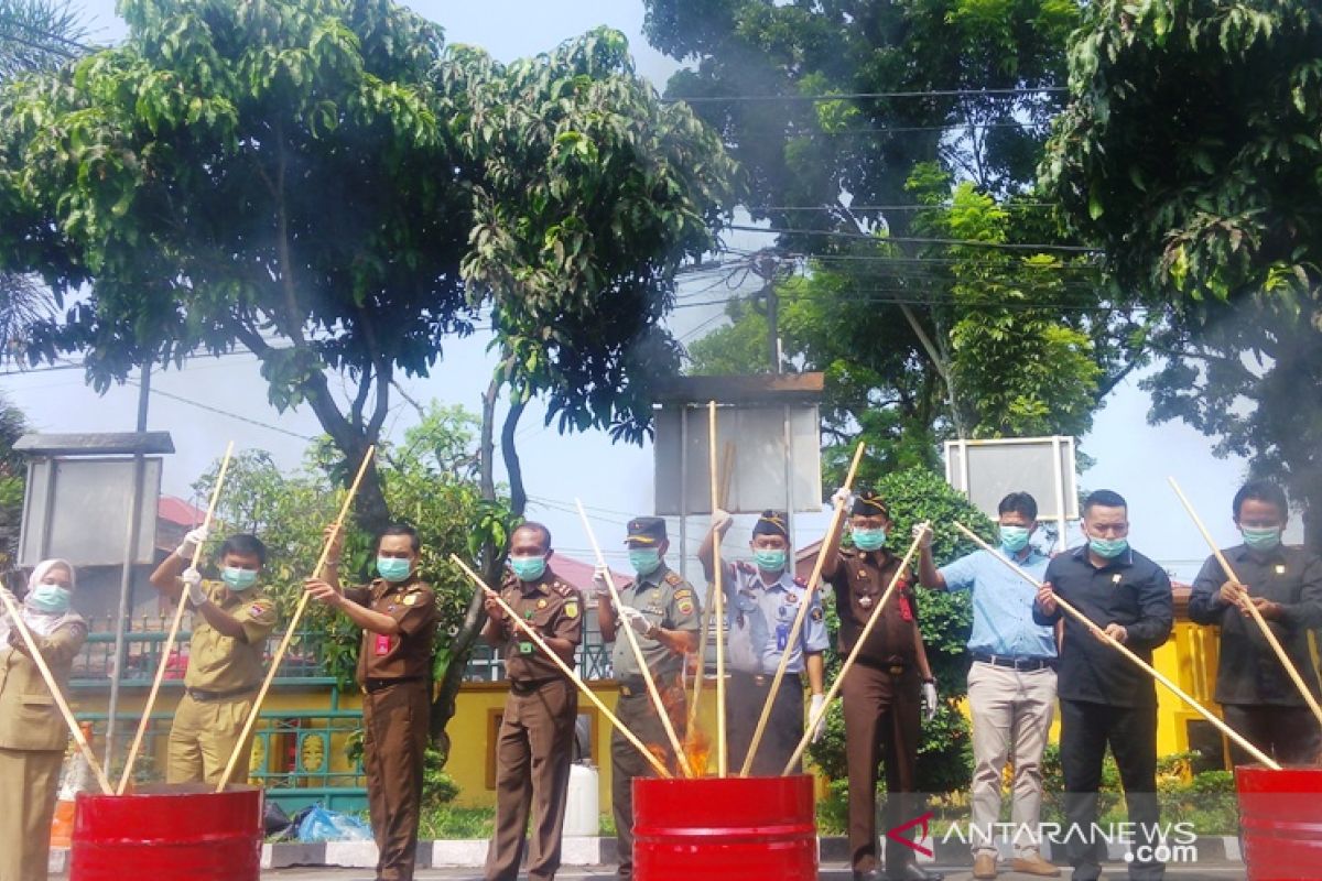 Ribuan botol minuman keras ilegal dimusnahkan