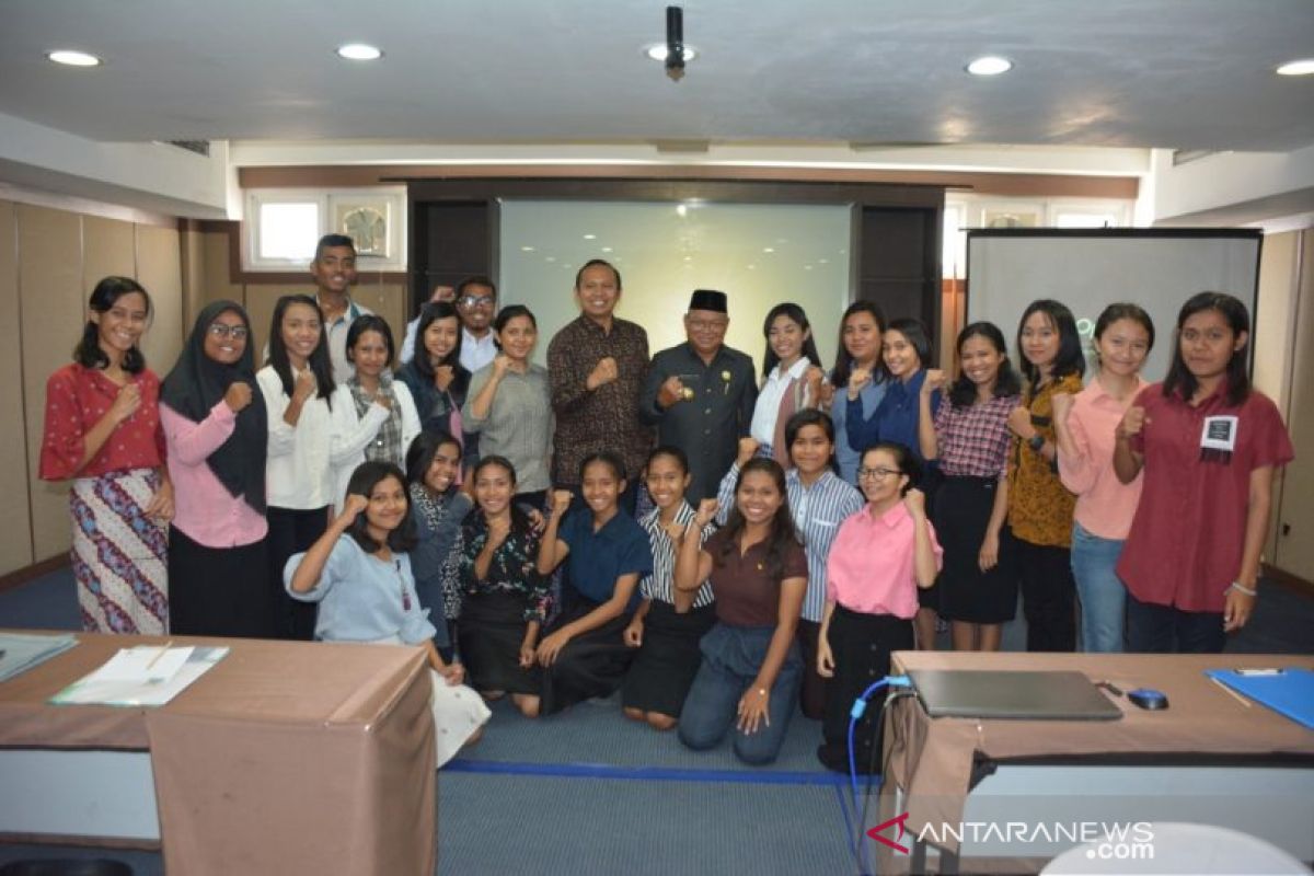 Puluhan mahasiswa Kota Kupang terima bantuan beasiswa unggul