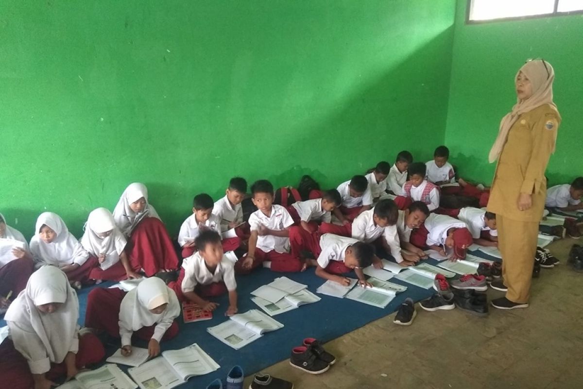 Kelas kurang, siswa SDN 2 Pasir Kupa Lebak belajar di lantai