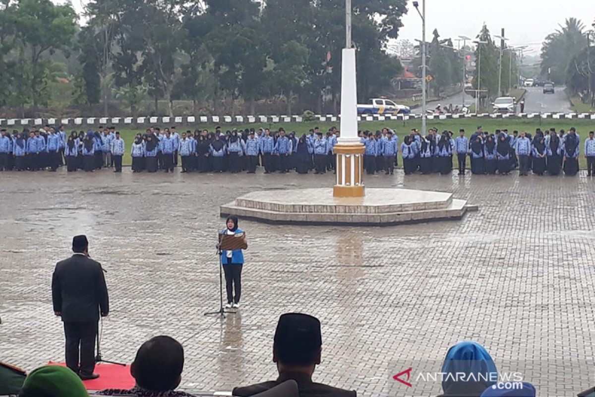 Upacara Sumpah Pemuda di Mukomuko khidmat meski diguyur hujan