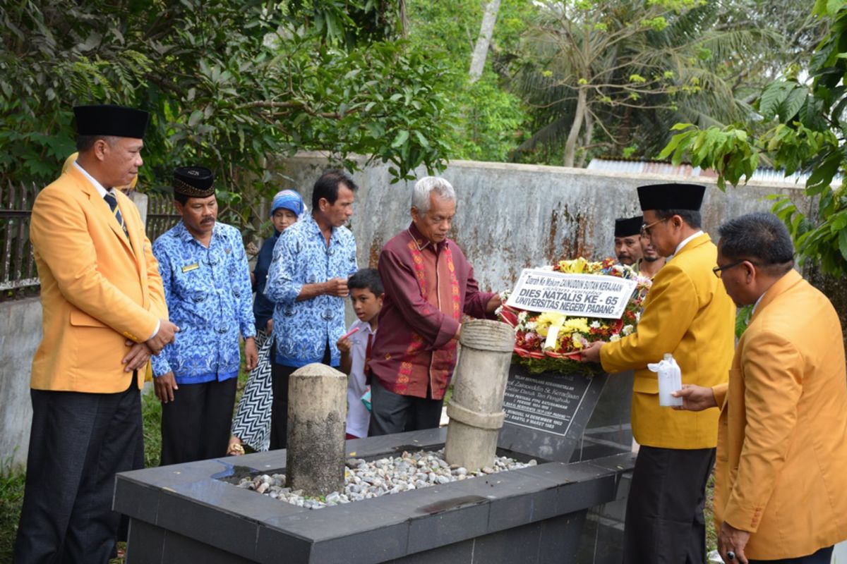 Dies Natalis ke 65 UNP, Rektor Prof Ganefri ziarah ke makam pendiri UNP di Tanah Datar