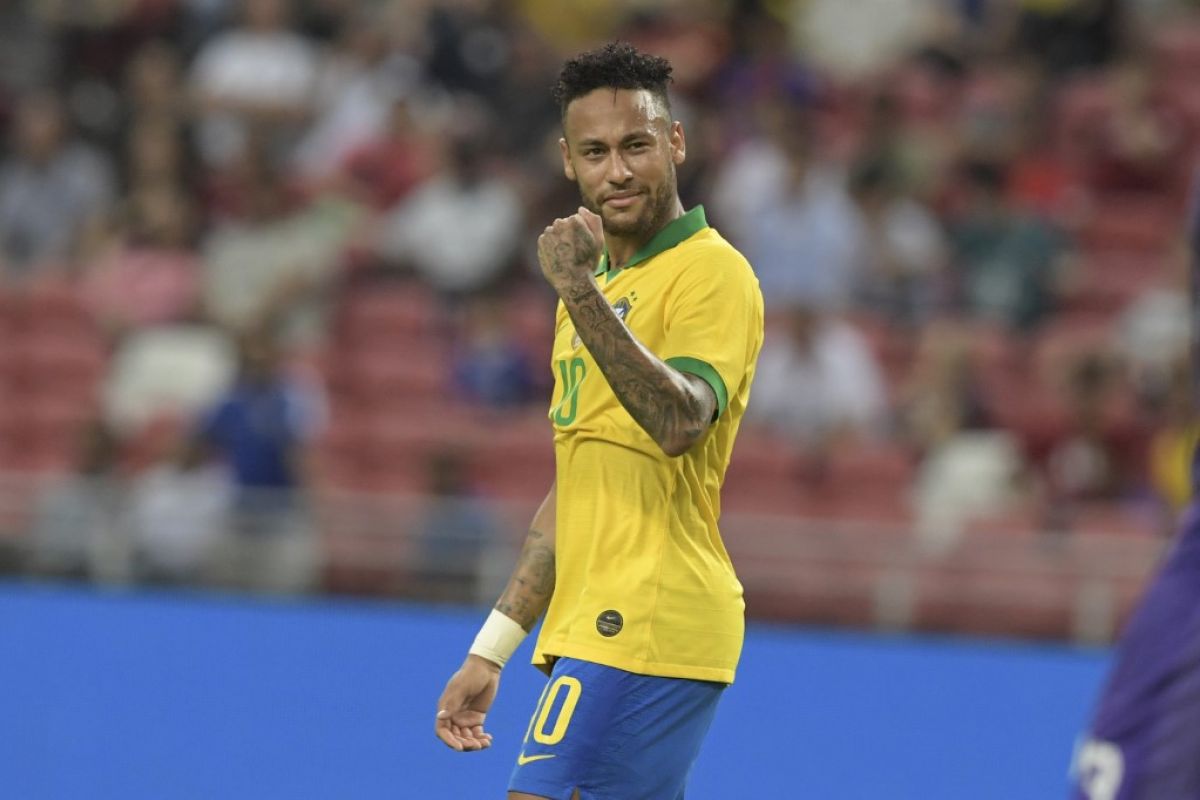 Dani Alves: Neymar sesensitif anak kecil