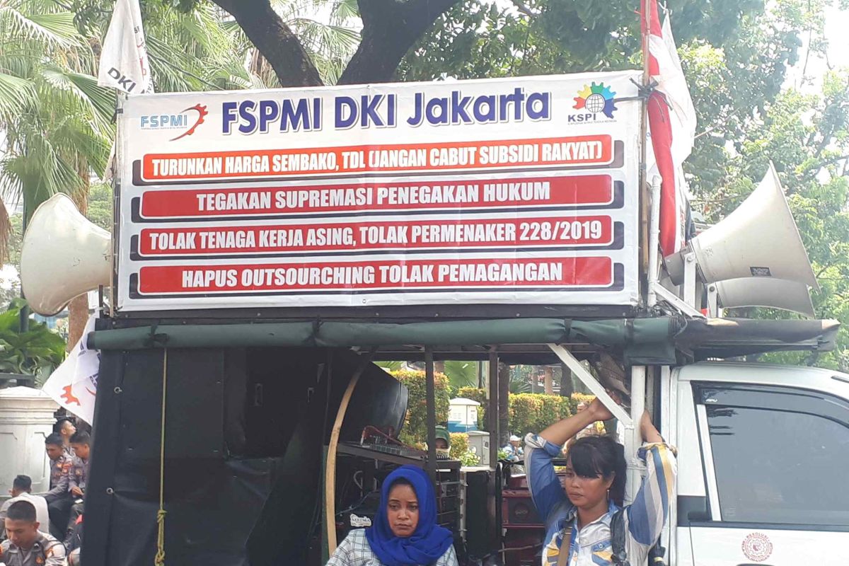 Buruh unjuk rasa tuntut kenaikan UMP