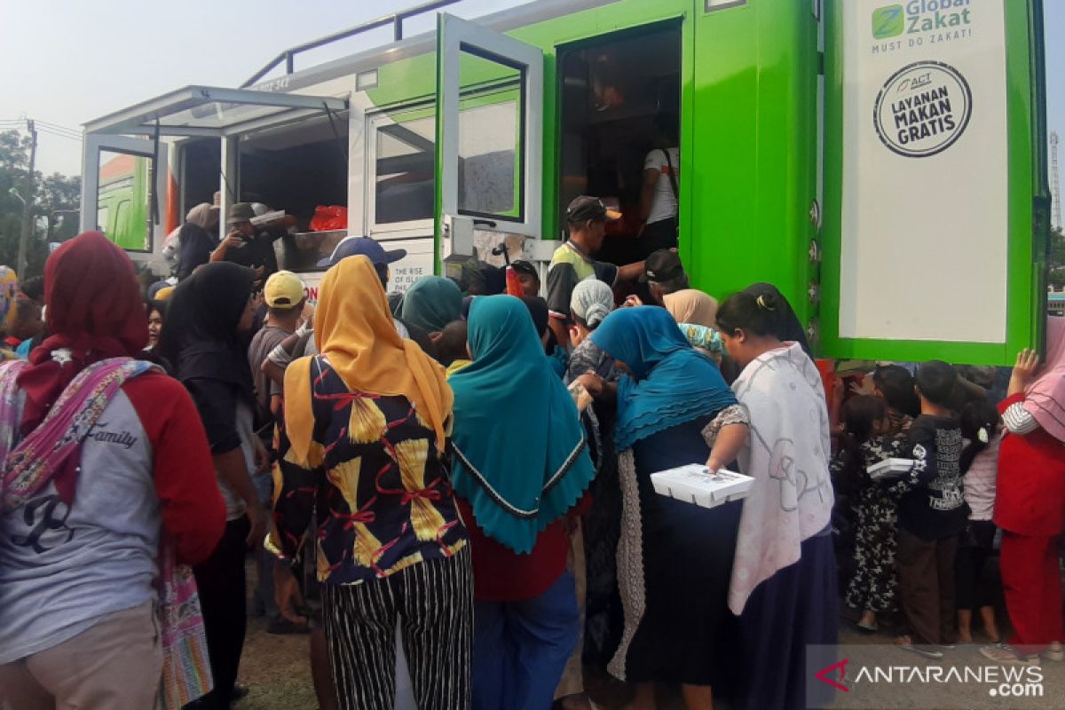 ACT bagikan 1.000 porsi makanan bagi warga  di Cibarusah