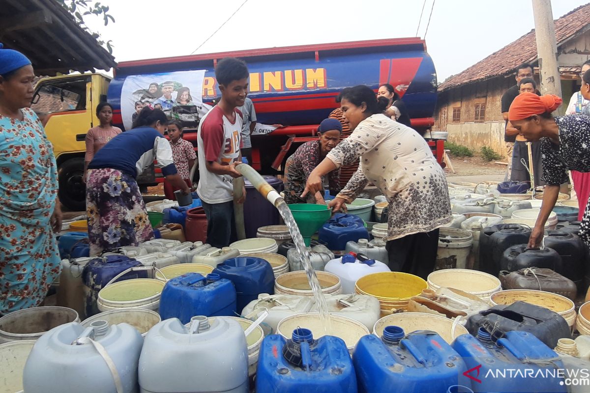 Warga Cibarusah bersyukur dapat bantuan air dan makanan dari ACT