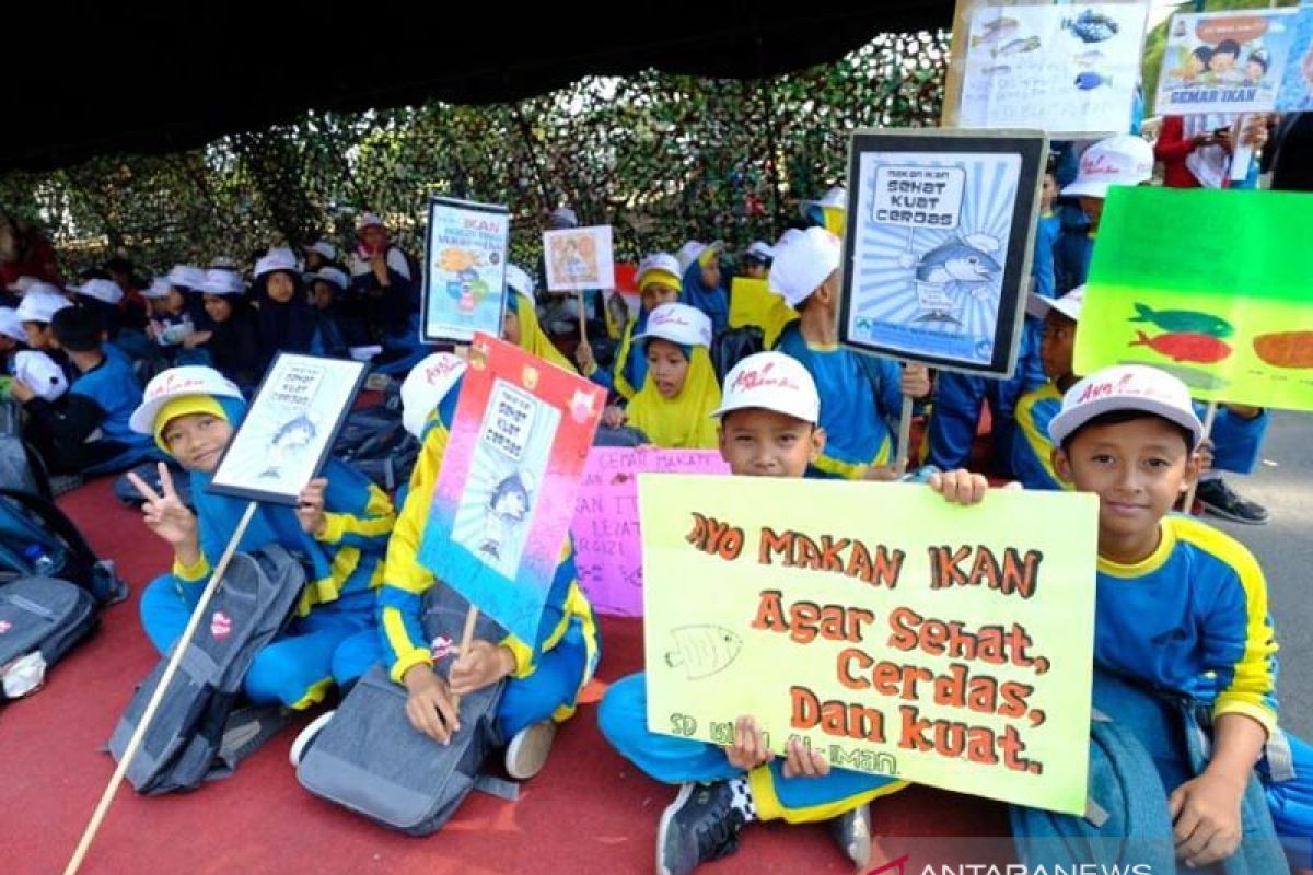 300 siswa SD di Kota Magelang ikuti Gerakan Makan Ikan