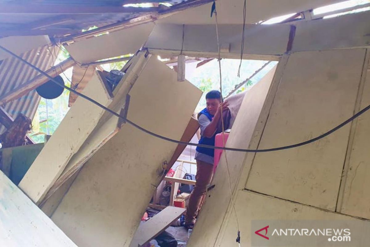 14 rumah dan sekolah di Manado rusak akibat angin kencang