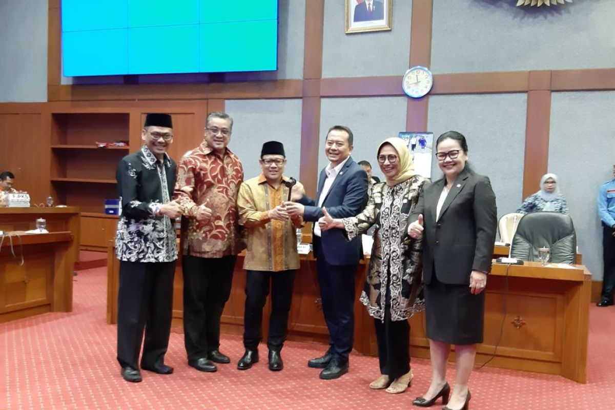 Muhaimin Iskandar lantik pimpinan Komisi X DPR