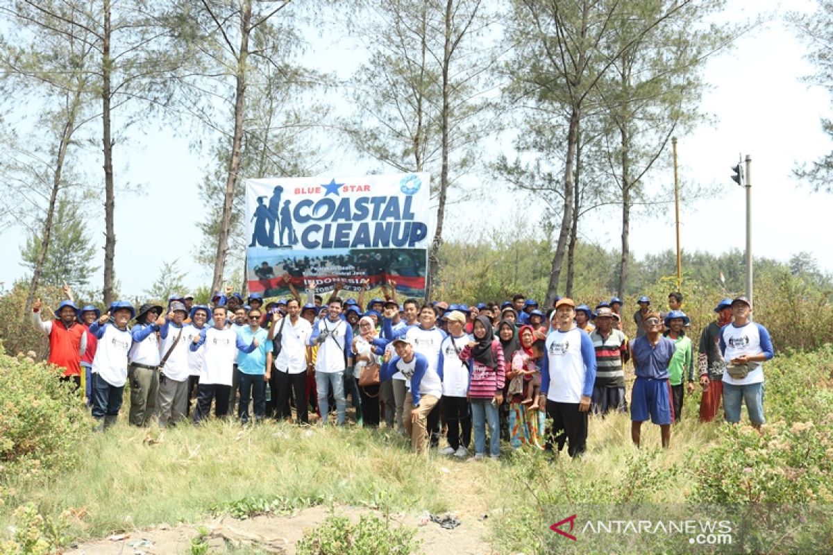 Bersih-bersih nelayan Pantai Pejarakan-Pemalang angkat 3 ton sampah