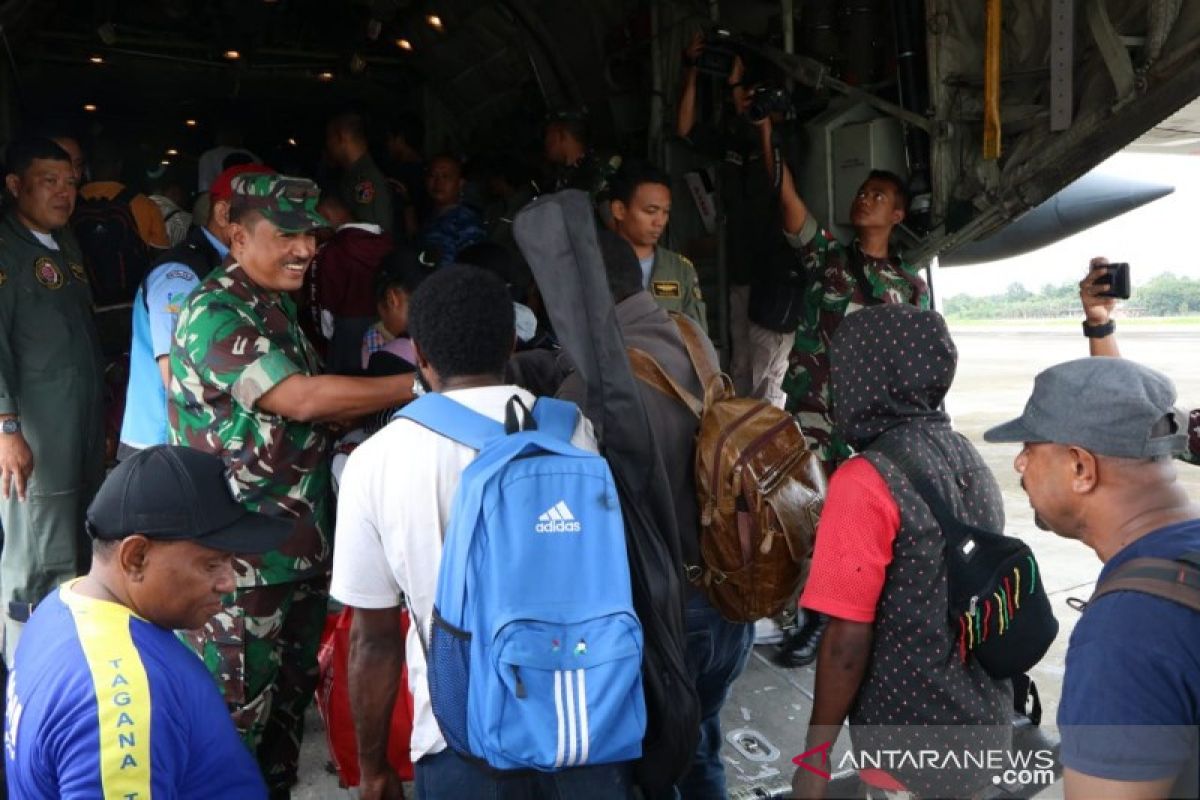 TNI Lanud Silas Papare pulangkan 128 pengungsi ke Wamena