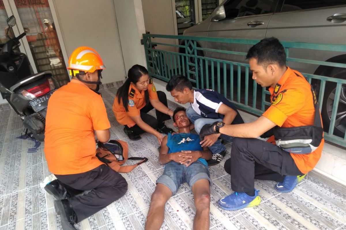 Dua pekerja bangunan di Medan terjatuh, cidera kaki dan kepala