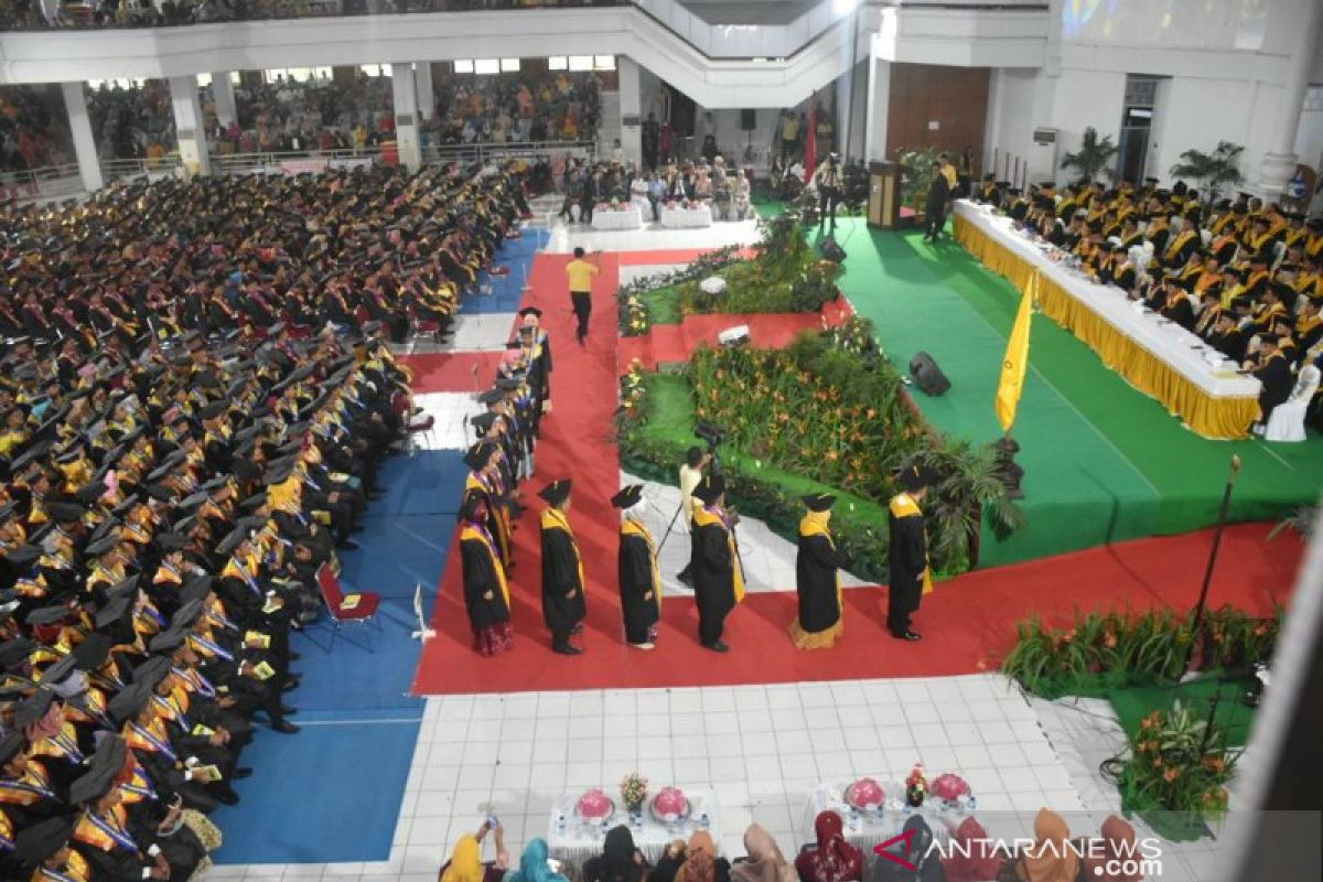 Universitas Halu Oleo mewisuda 1.990 lulusan