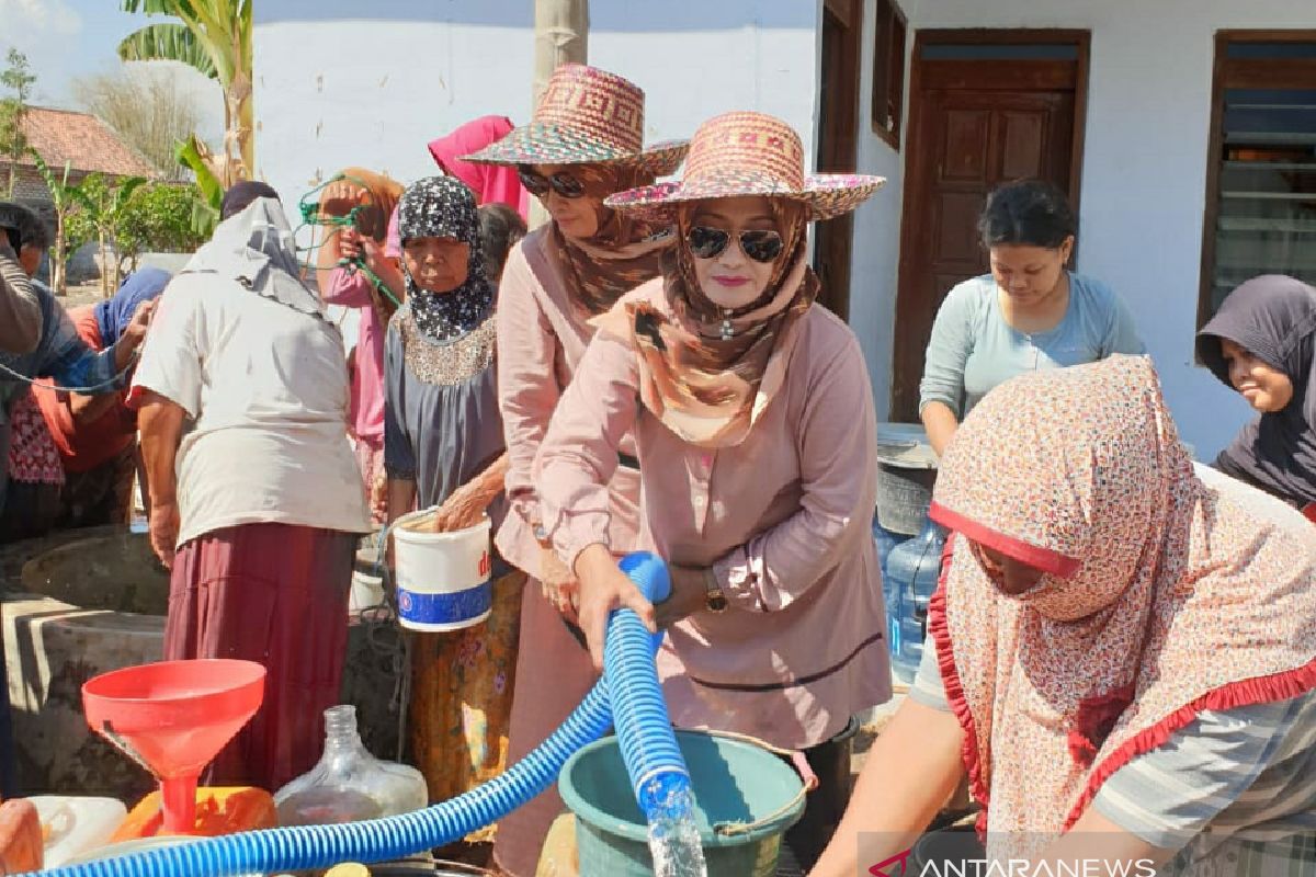 Istri para pejabat Pamekasan bantu air bersih