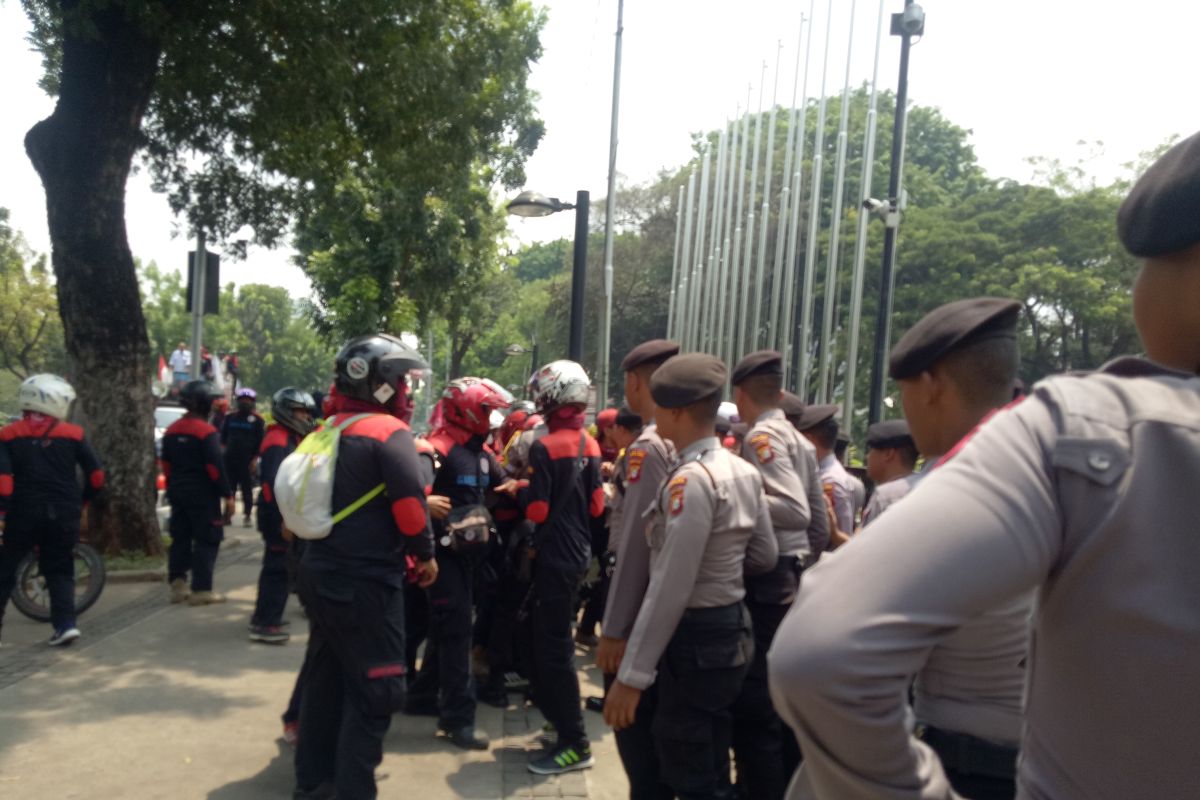 Massa FSPMI mulai berdatangan di depan Balai Kota DKI, gerbang ditutup