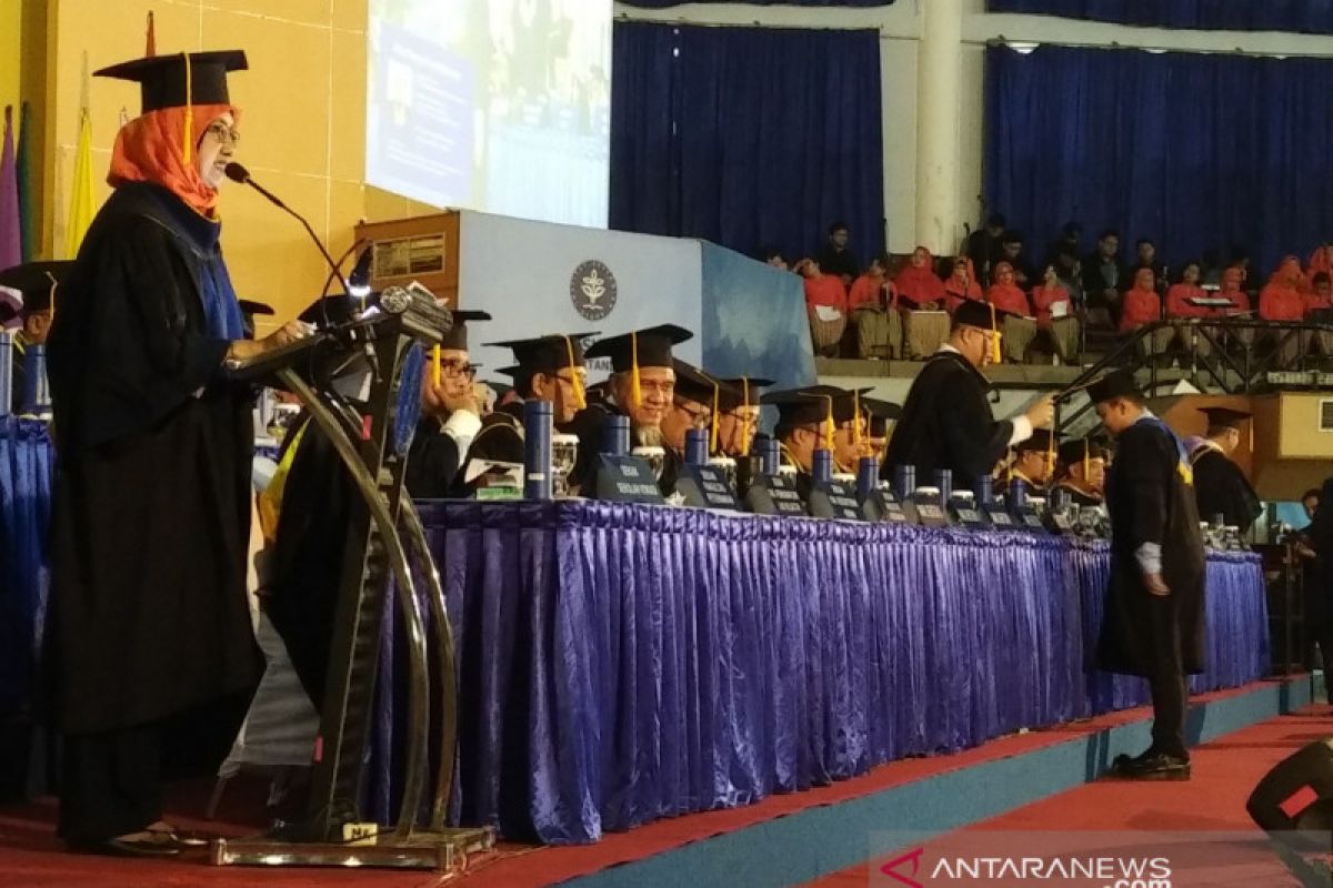 IPB University mewisuda 800 orang lulusannya