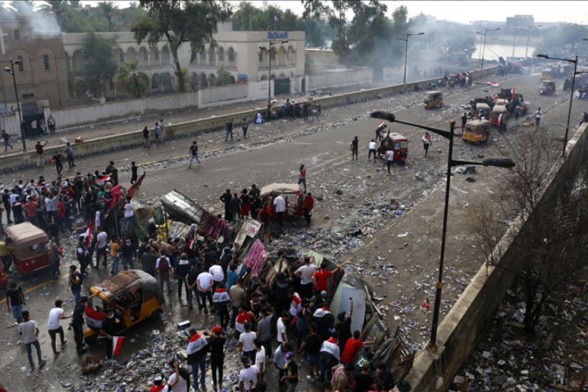 Pemrotes halangi jalan masuk Pelabuhan Umm Qasr, Irak