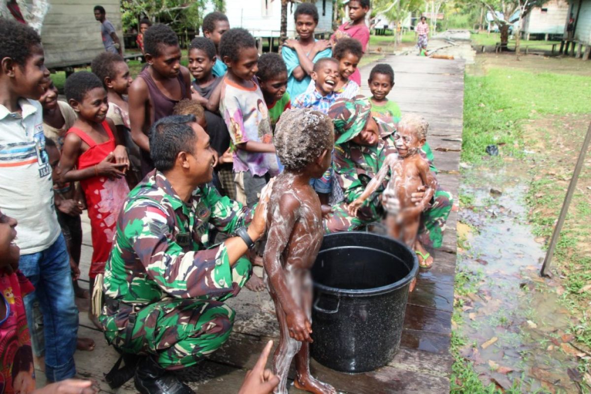 Satgas TMMD Merauke ajari anak-anak Kogir mandi yang bersih