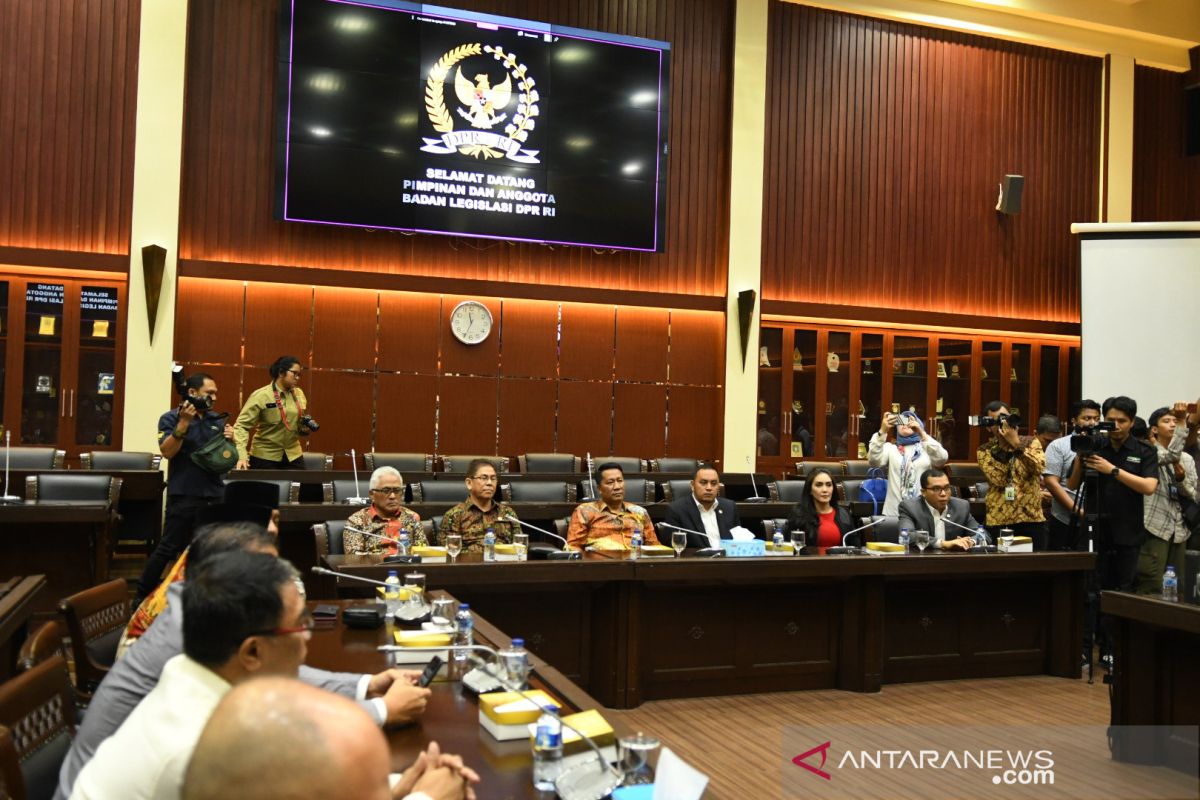 Anggota DPR Taufik Basari positif COVID-19, ruang Baleg DPR disemprot disinfektan