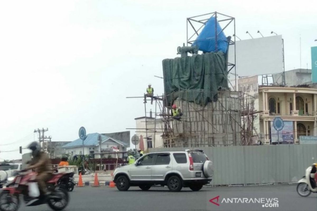 Patung Fatmawati sedang menjahit Bendera Merah Putih dipasang di Simpang Lima Bengkulu