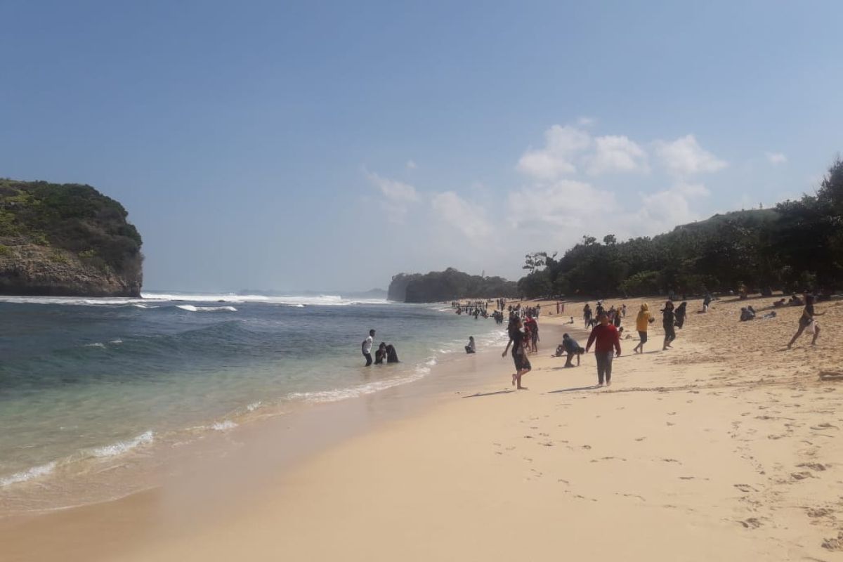 Malang kenalkan surfing malam hari di Pantai Wedi Awu